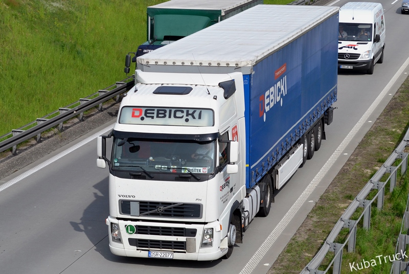 Ciągnik Volvo Dębicki z niebieską naczepą na drodze