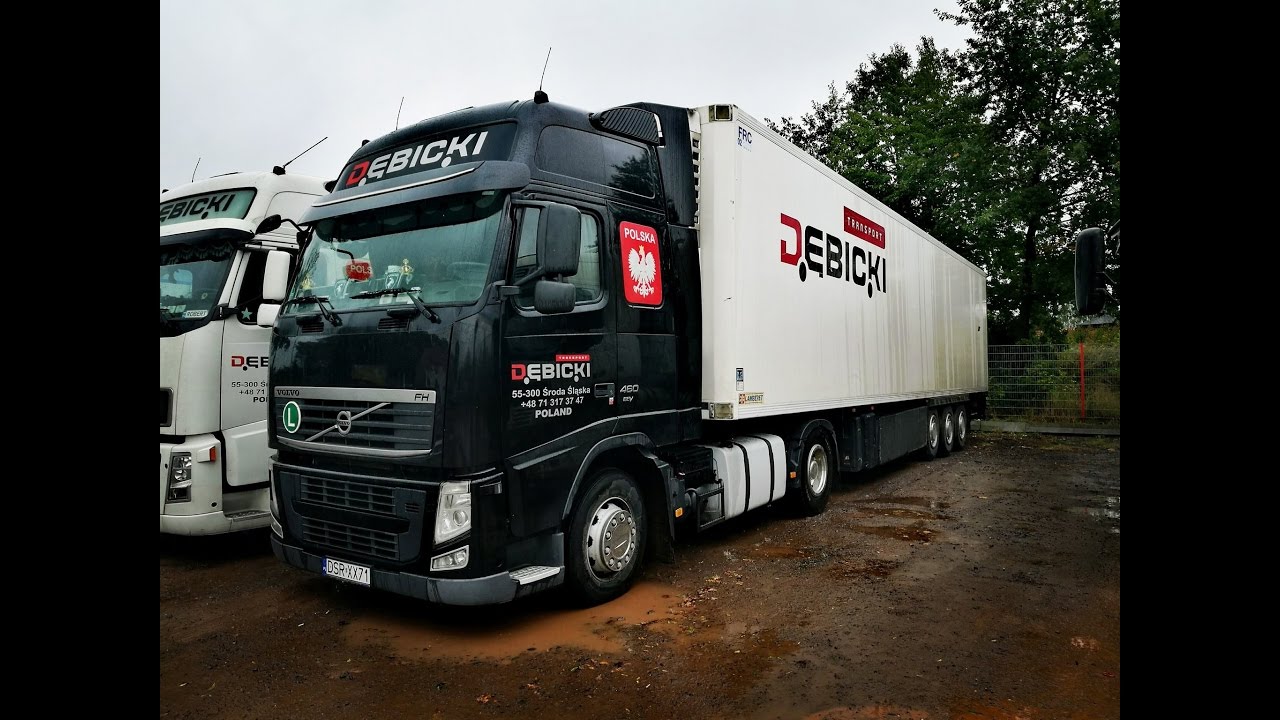 Ciemny ciągnik Volvo Dębicki z białą naczepą chłodniczą